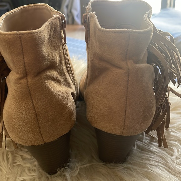 Camel colored fringe booties - Picture 5 of 9